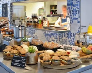 Uitgebreid lunchbuffet met belegde broodjes, fruit en dranken in een bedrijfsrestaurant aan de Europalaan 2 in Den Bosch.