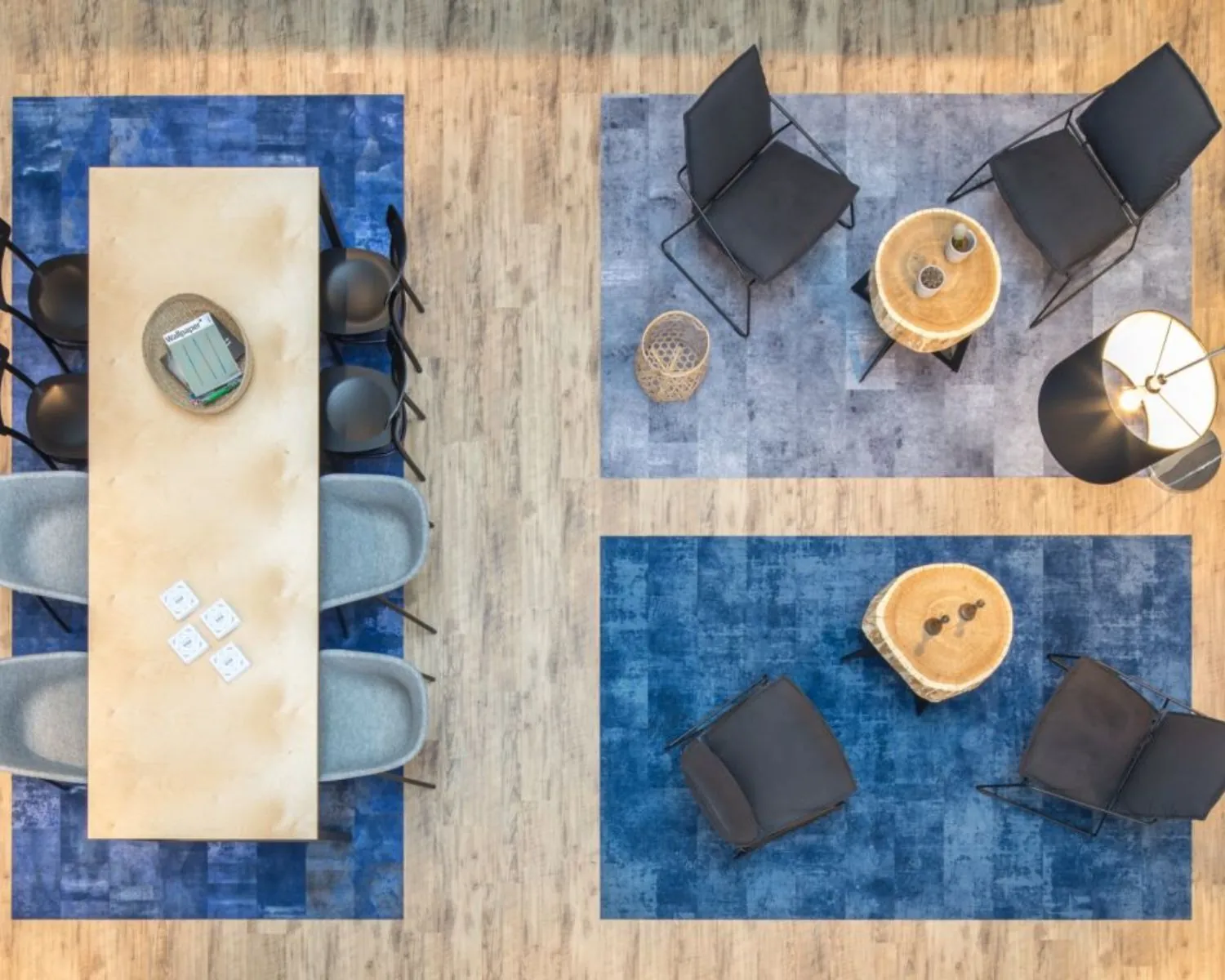 Moderne kantoorruimte aan de Europalaan in Den Bosch met vergadertafel, loungestoelen en blauwe vloerkleden.