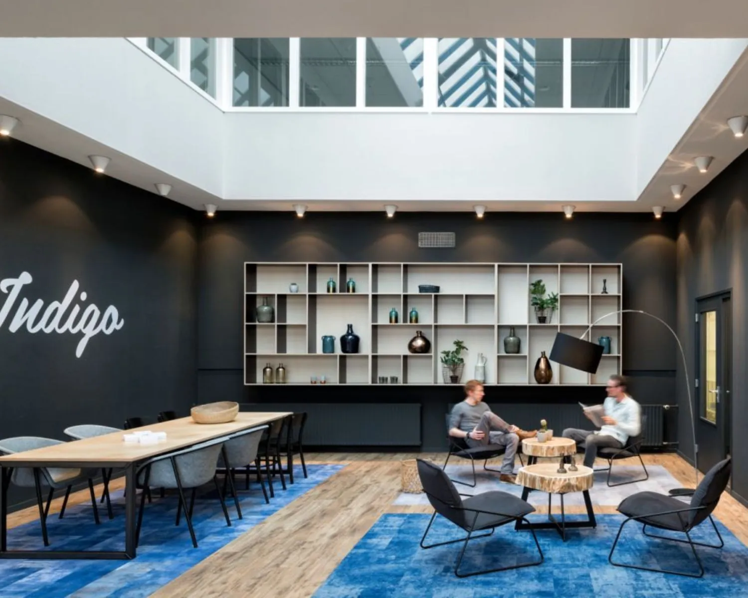 Moderne, gemeubileerde kantoorruimte met zithoek en vergadertafel aan de Europalaan 2 in Den Bosch.