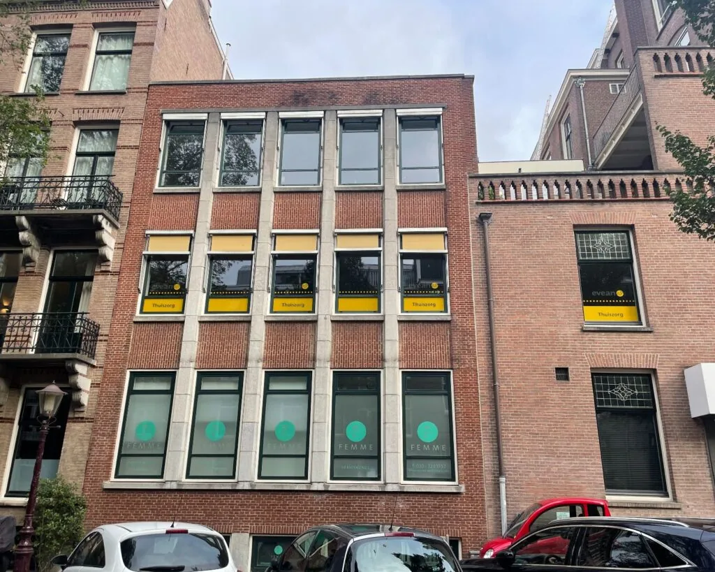 Voorgevel van een kantoorgebouw aan de Frans van Mierisstraat 50d in Amsterdam met bedrijfsruimtes van Thuizorg en FEMME.