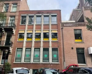 Voorgevel van een kantoorgebouw aan de Frans van Mierisstraat 50d in Amsterdam met bedrijfsruimtes van Thuizorg en FEMME.