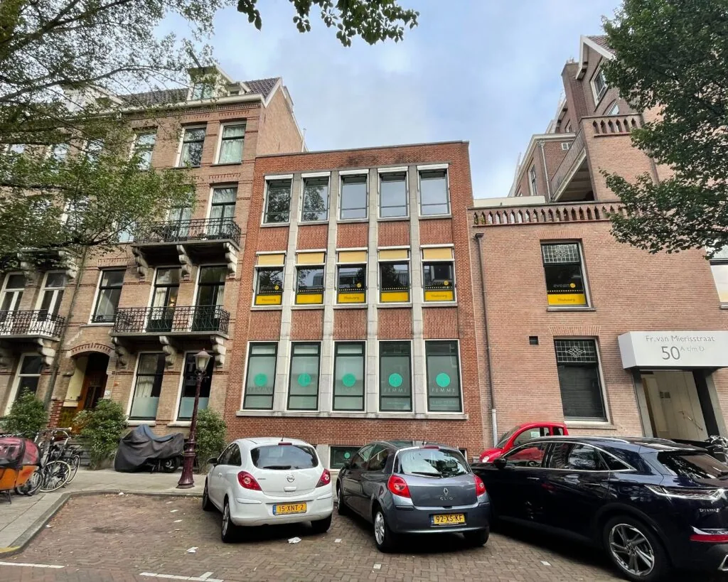 Voorgevel van een kantoorruimte aan de Frans van Mierisstraat 50d in Amsterdam met geparkeerde auto's voor de deur.