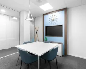 Moderne vergaderruimte in kantoor aan de Olympia 2d-6 in Hilversum met strakke inrichting en blauwe accenten.