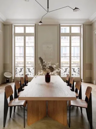 Stijlvolle vergaderruimte met lange houten tafel en acht stoelen in kantoor aan de Jacob Obrechtstraat 56.