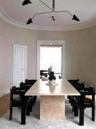 Vergaderruimte met een marmeren tafel en zwarte stoelen in een kantoor aan de Jacob Obrechtstraat 56.