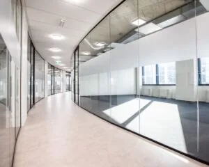 Moderne, lichte kantoorruimte met glazen wanden aan de Lange Marktstraat in Leeuwarden.