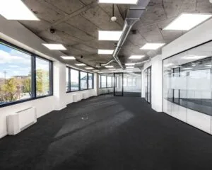 Moderne, lichte kantoorruimte met grote ramen en glazen wanden aan de Lange Marktstraat 1-3 in Leeuwarden.