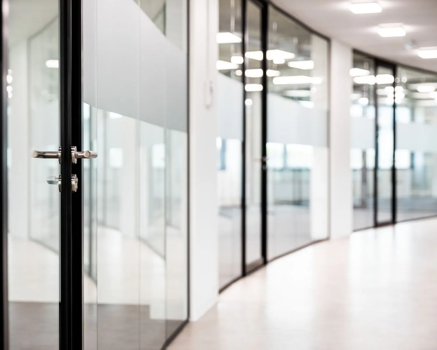 Moderne kantoorruimte met glazen wanden en deuren aan de Lange Marktstraat 1-8 in Leeuwarden.