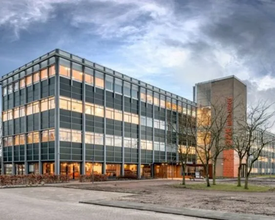 Modern kantoorgebouw aan de Oude Apeldoornseweg 41-45 in Apeldoorn met glazen gevel en meerdere verdiepingen.