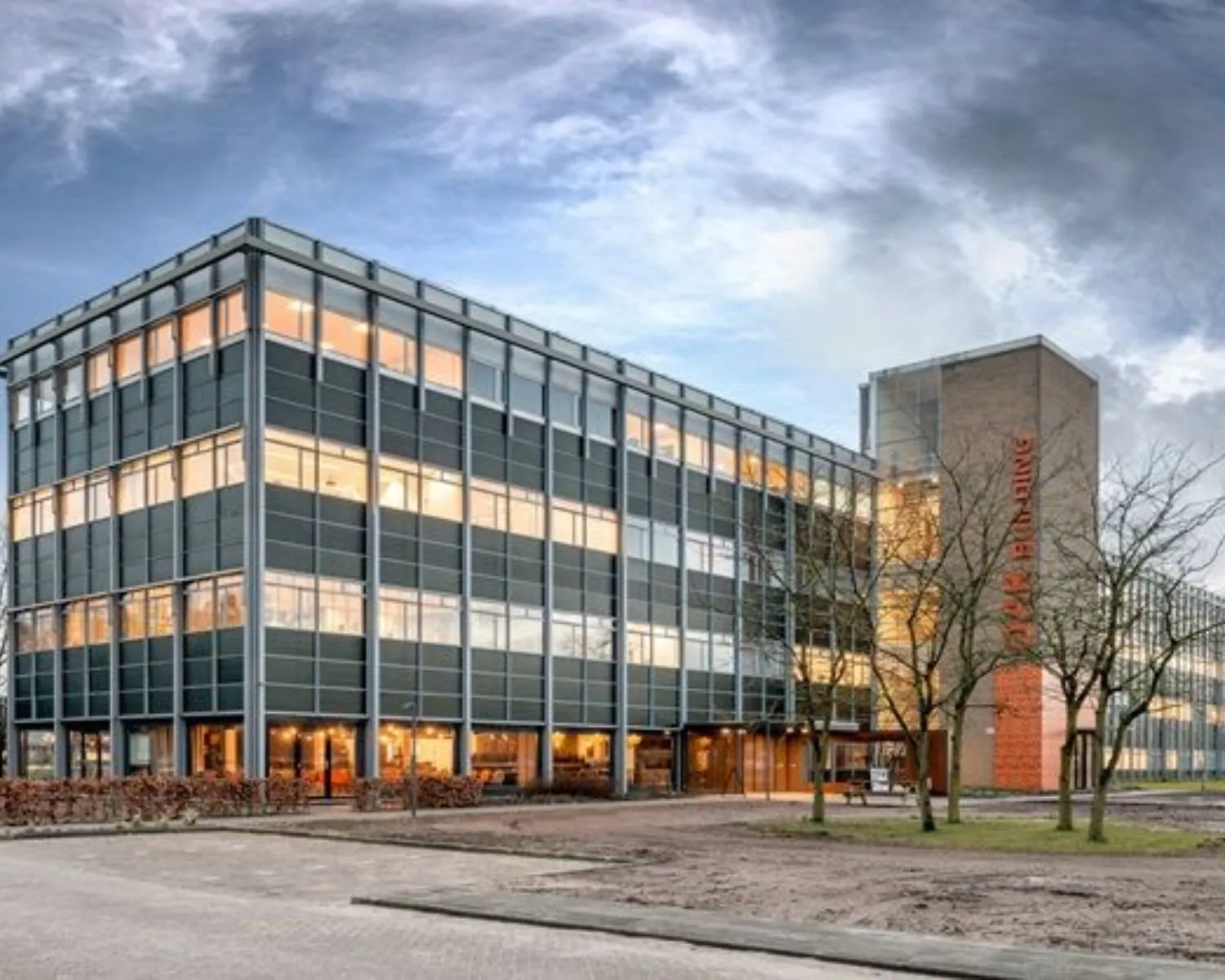 Modern kantoorgebouw aan de Oude Apeldoornseweg 41-45 in Apeldoorn met glazen gevel en meerdere verdiepingen.