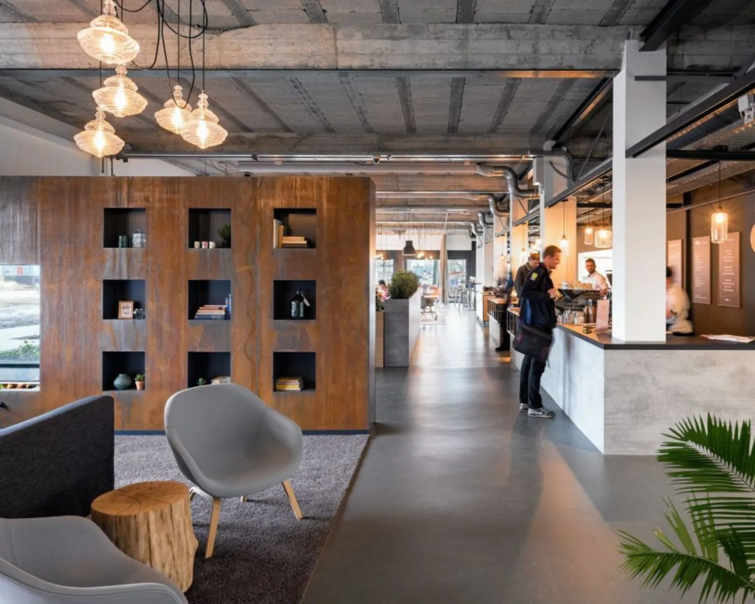 Moderne kantoorruimte met industriële uitstraling, loungegedeelte en een koffiebar aan de Oude Apeldoornseweg 41-45 in Apeldoorn.