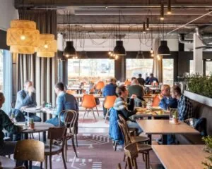 Moderne en sfeervolle gemeenschappelijke kantineruimte in een kantoor aan de Oude Apeldoornseweg 41-45 in Apeldoorn.