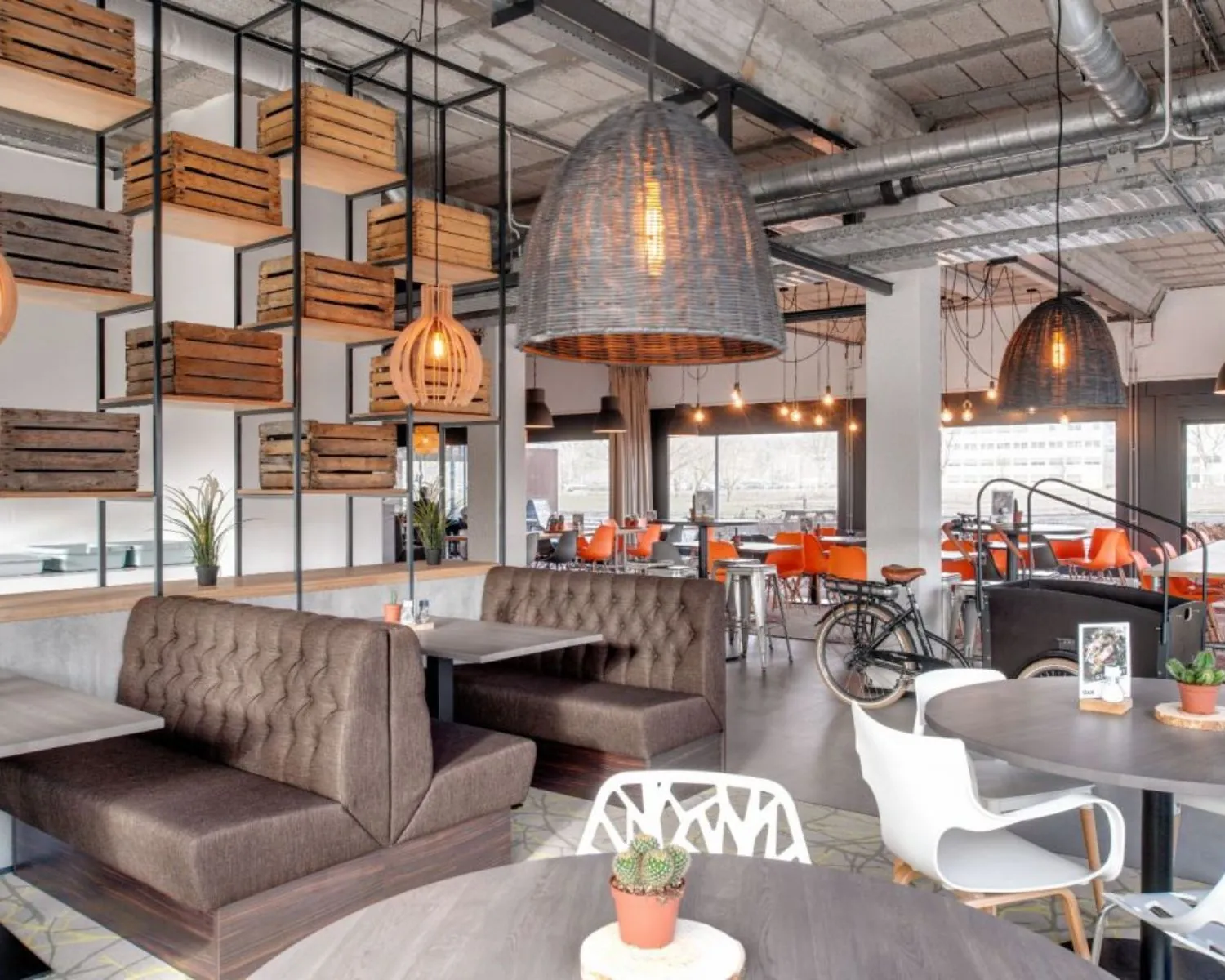 Moderne en sfeervolle kantoorruimte met industriële inrichting en zitgedeelte aan de Oude Apeldoornseweg 41-45 in Apeldoorn.