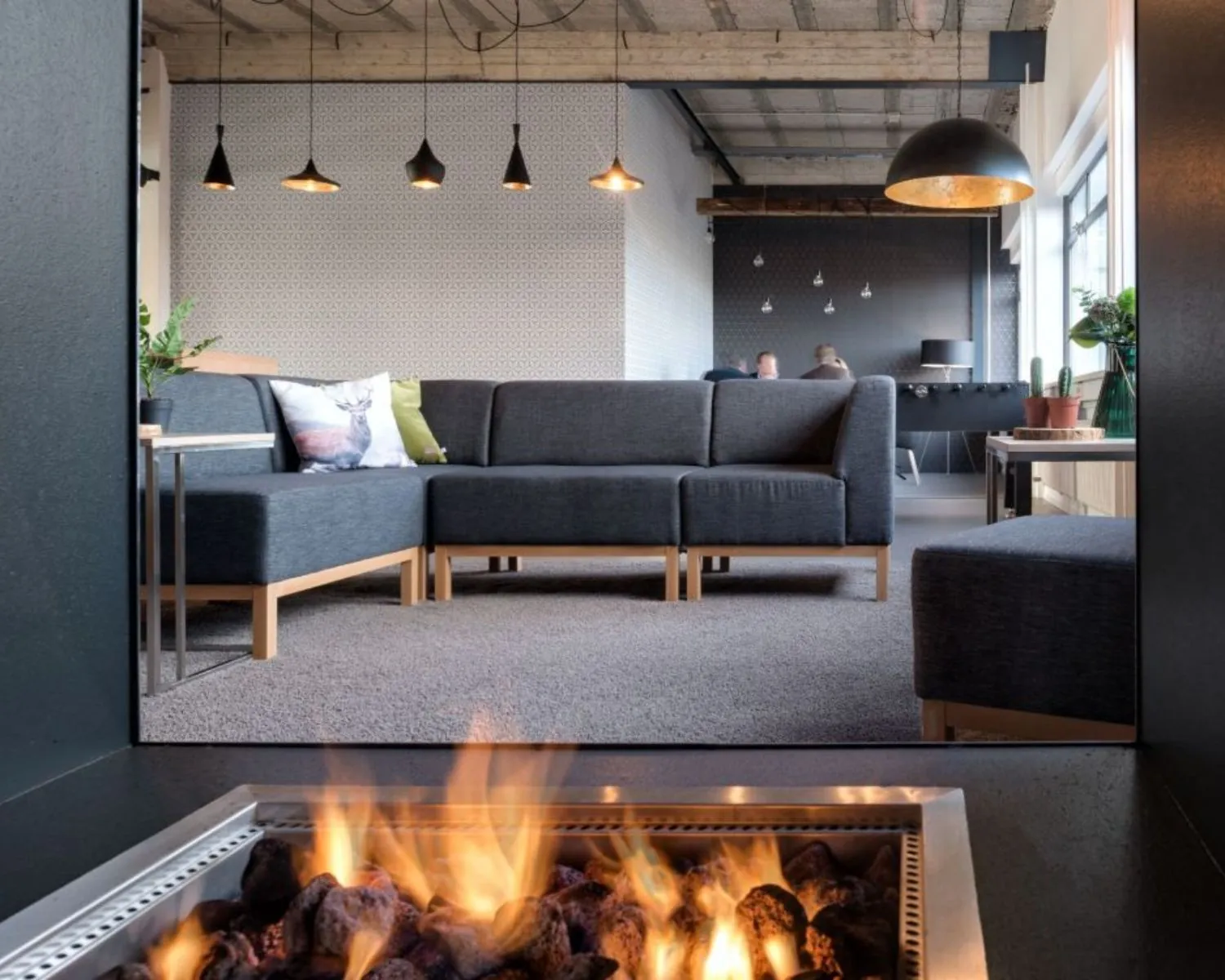 Moderne kantoorruimte aan de Oude Apeldoornseweg met sfeervolle zithoek en open haard.