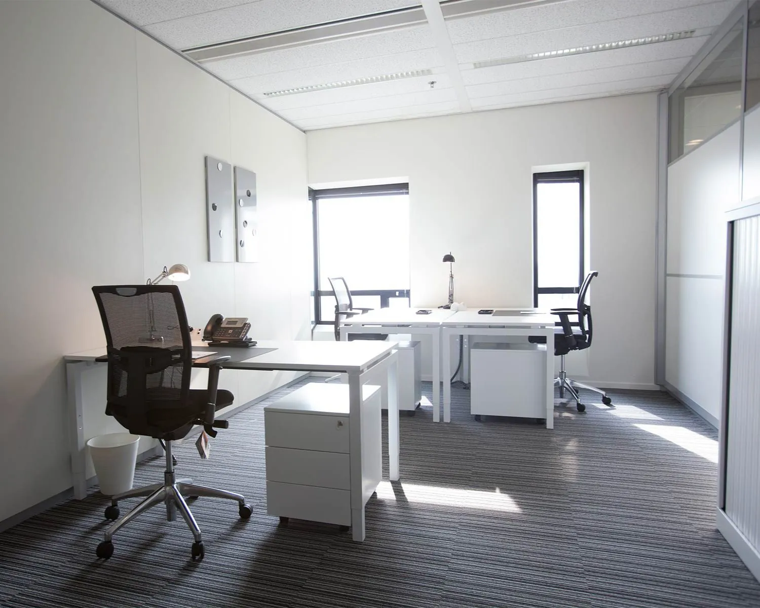 Moderne, lichte kantoorruimte met drie werkplekken in het WTC Almere aan de PJ Oudweg 4.