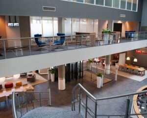 Moderne, open kantoorruimte met zitgedeeltes en vergaderruimtes in het WTC Almere aan de PJ Oudweg 4.