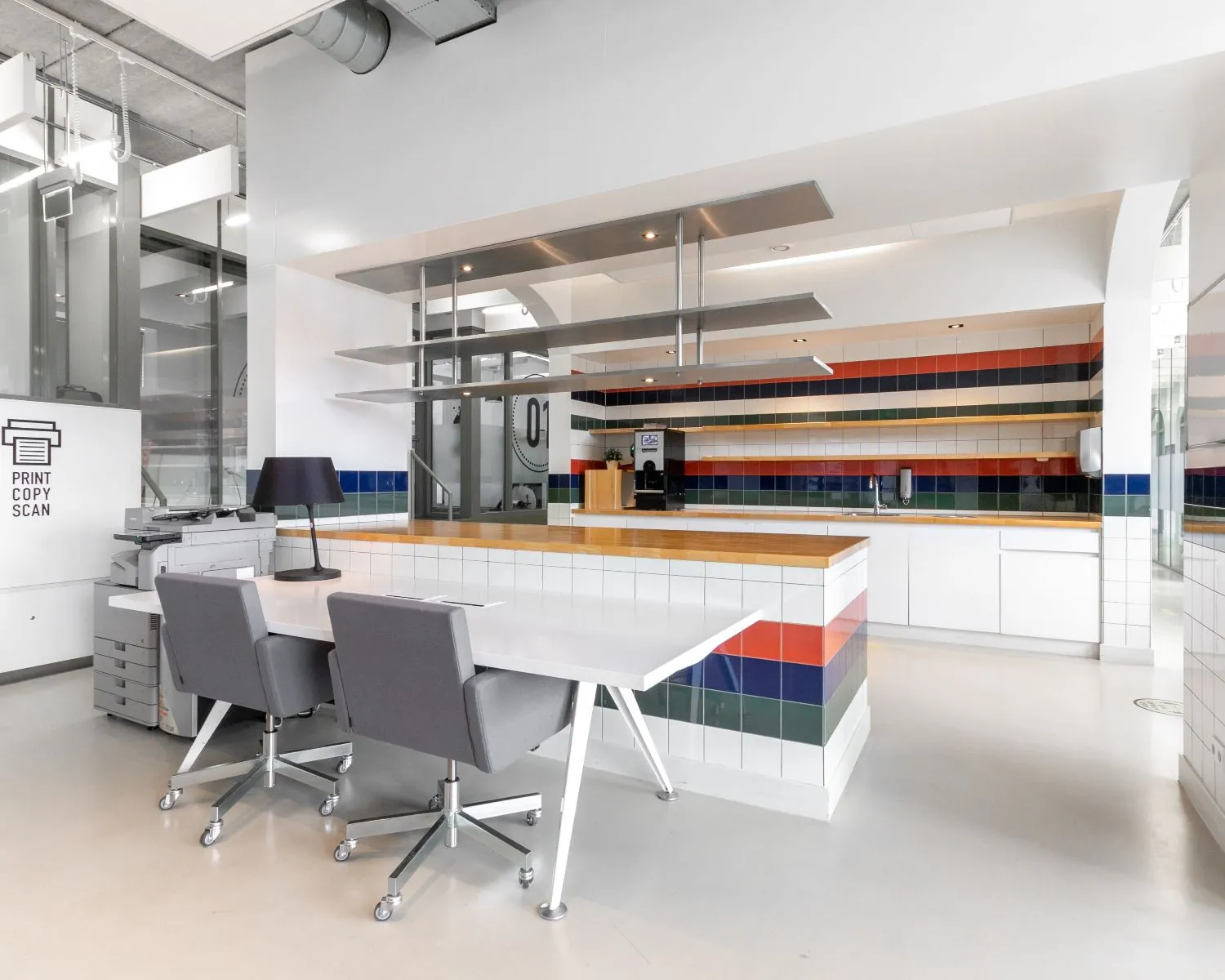 Moderne kantoorruimte met kleurrijke betegelde keuken en werkplek aan het Piet Mondriaanplein 13.