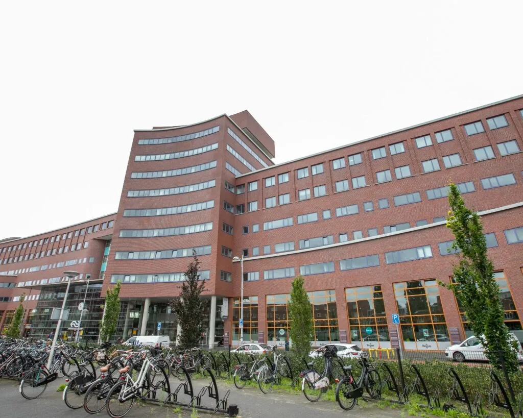 Modern kantoorgebouw aan het Piet Mondriaanplein 13-8 met meerdere verdiepingen en fietsenstalling op de voorgrond.