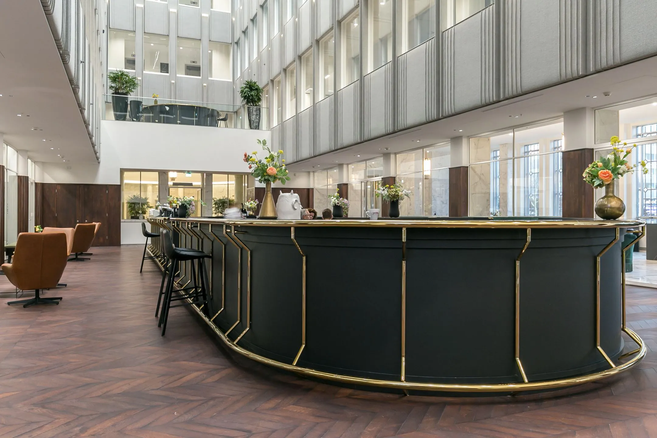 Moderne en stijlvolle ontvangstruimte met een ronde balie in kantoorruimte aan Rotterdam Blaak 34.