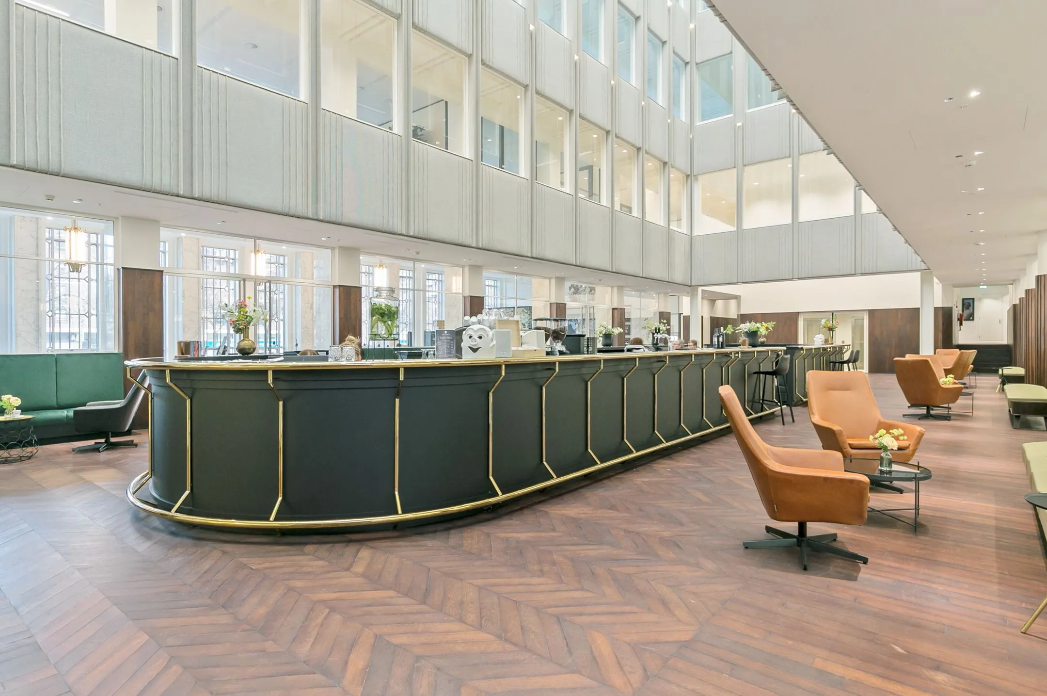 Moderne en lichte ontvangstruimte met stijlvolle zitgelegenheid en balie in kantoorruimte aan Rotterdam Blaak 34.