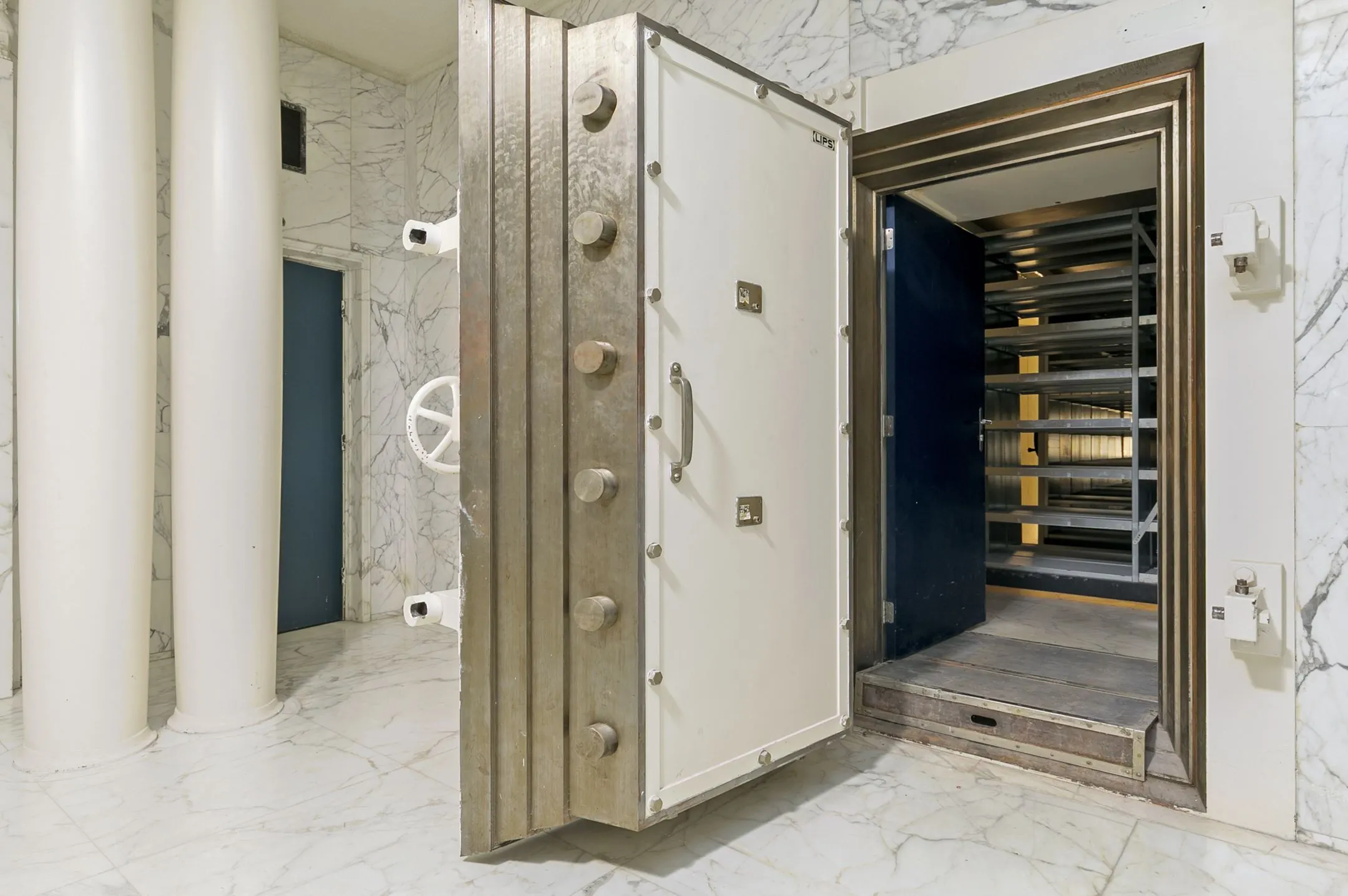 Grote open kluisdeur in een marmeren ruimte in kantoorruimte te huur aan Rotterdam Blaak 34.