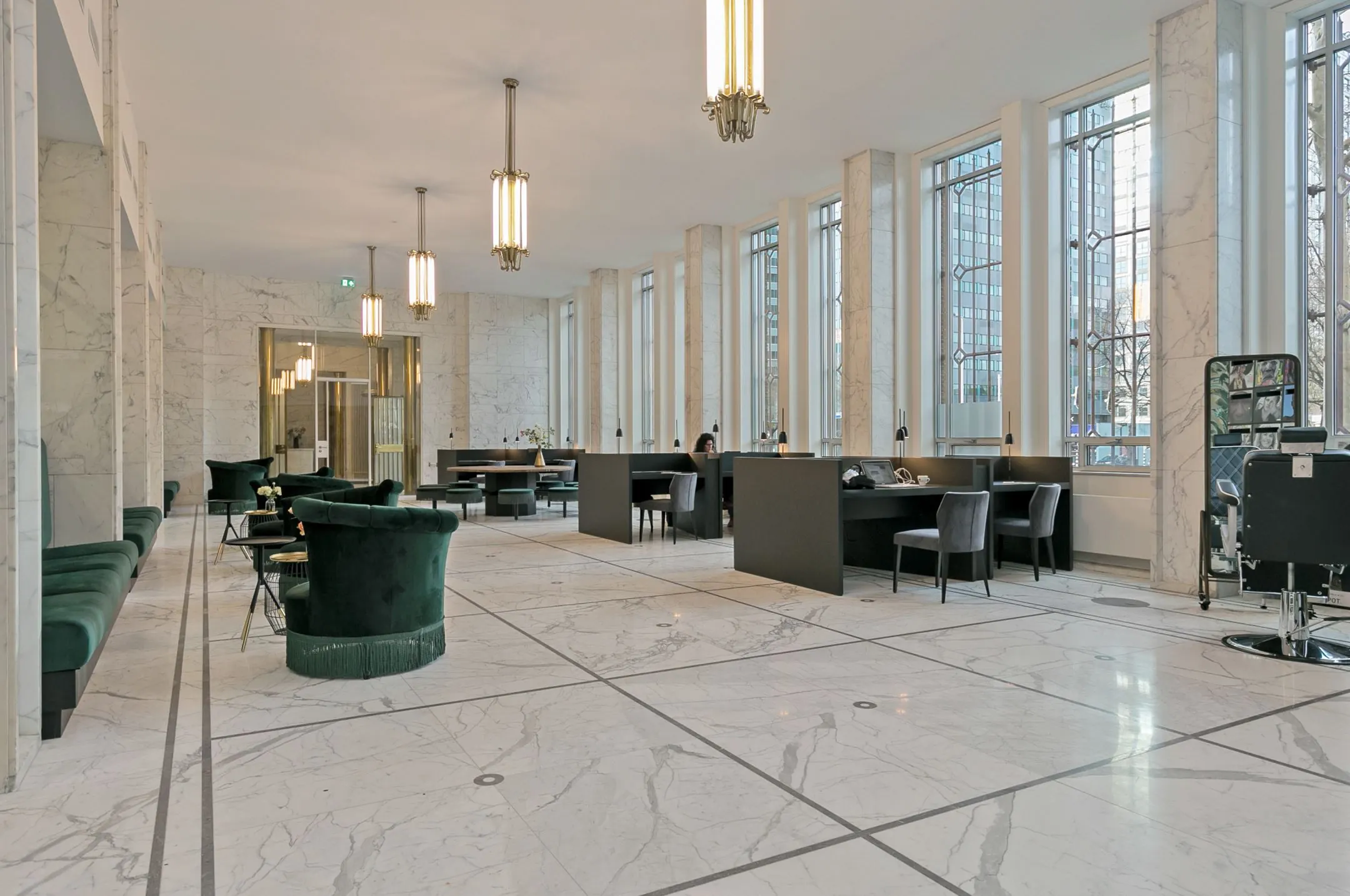 Luxe kantoorruimte met marmeren vloeren en grote ramen aan de Blaak 34 in Rotterdam.