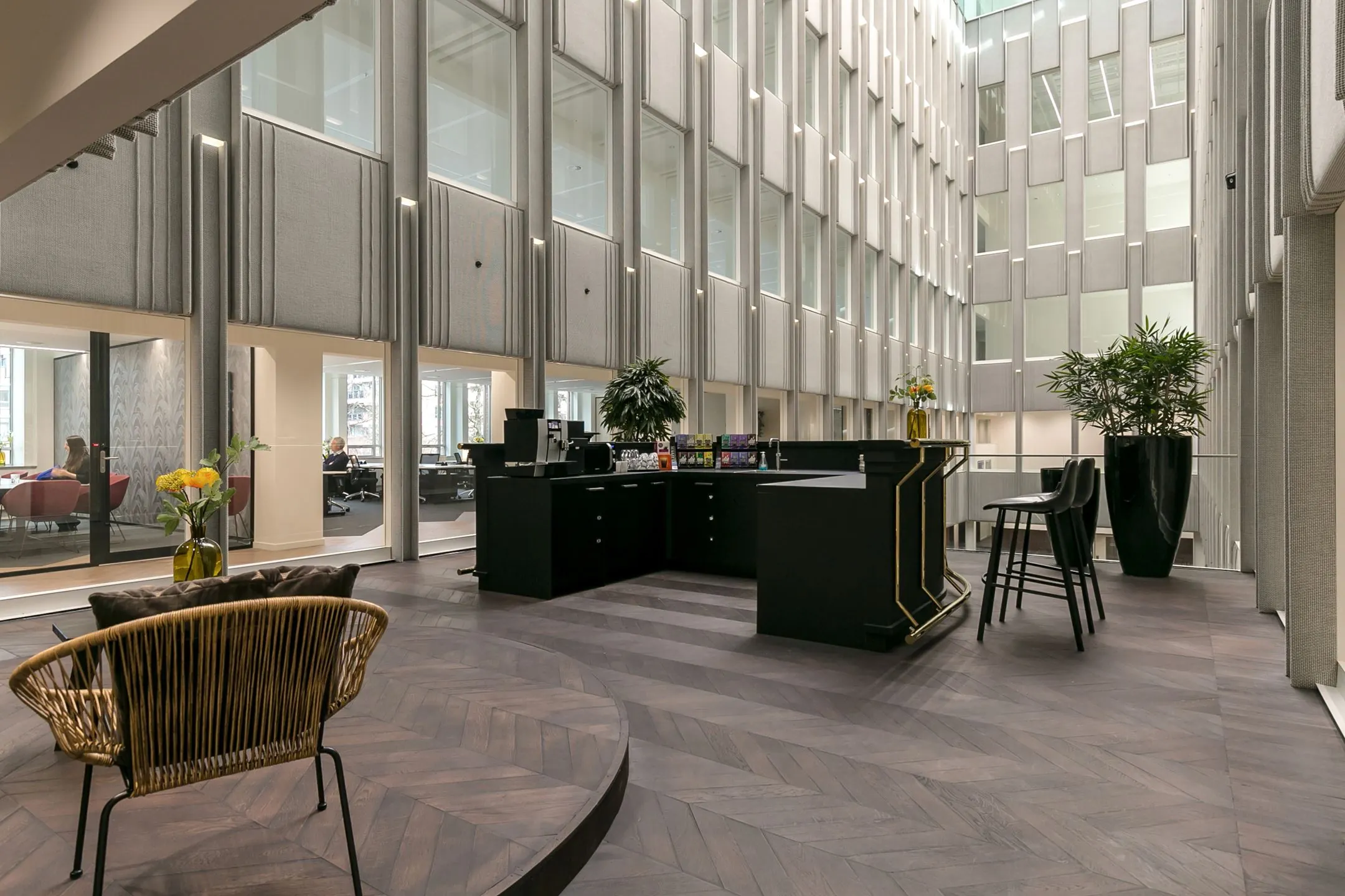 Moderne kantoorruimte met koffiebar en zitgedeelte in het atrium van Blaak 34 in Rotterdam.