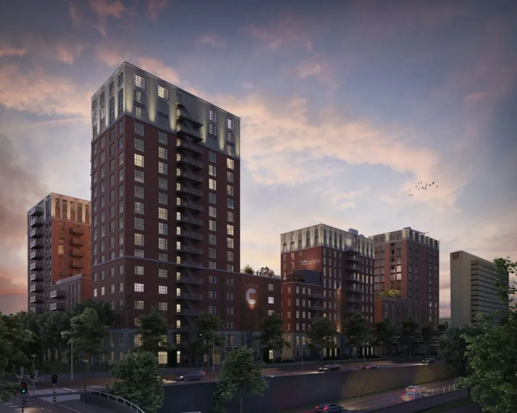 Moderne kantoor- en woongebouwen aan de Karl Weisbardstraat in Rotterdam tijdens zonsondergang.