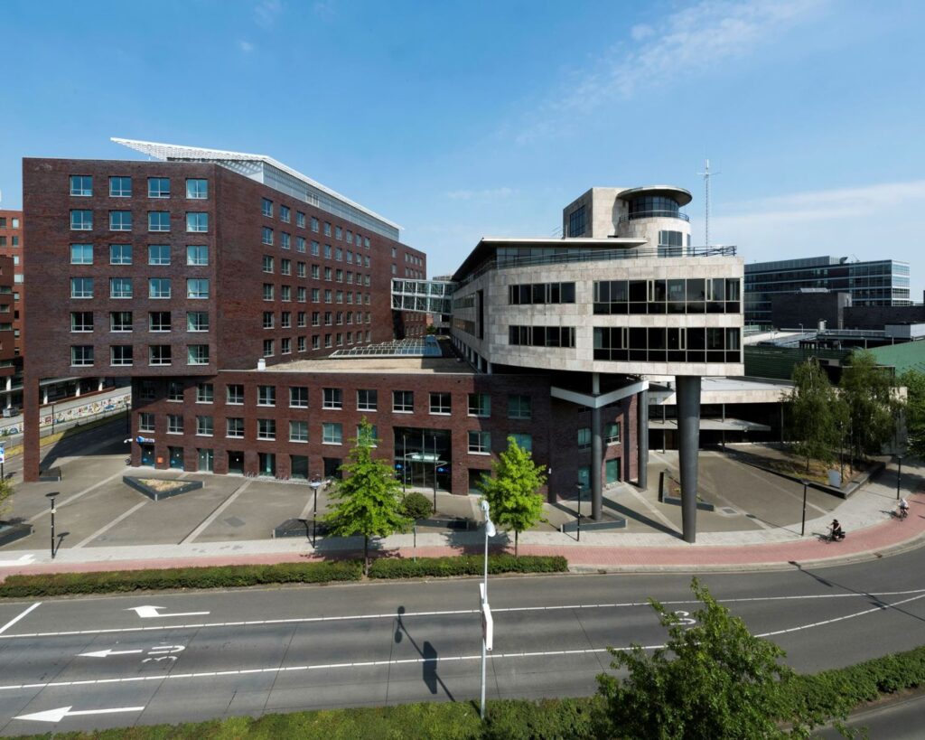 Moderne kantoorruimte aan de Van Asch van Wijckstraat 55 in Amersfoort met bakstenen en natuurstenen gevels, gezien vanaf de straatzijde.