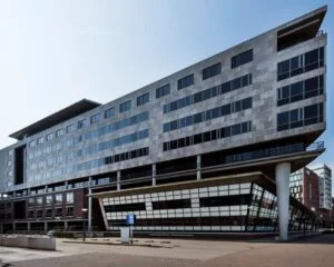 Modern kantoorgebouw aan de Van Asch van Wijckstraat 55 in Amersfoort met een opvallende gevel en grote ramen.