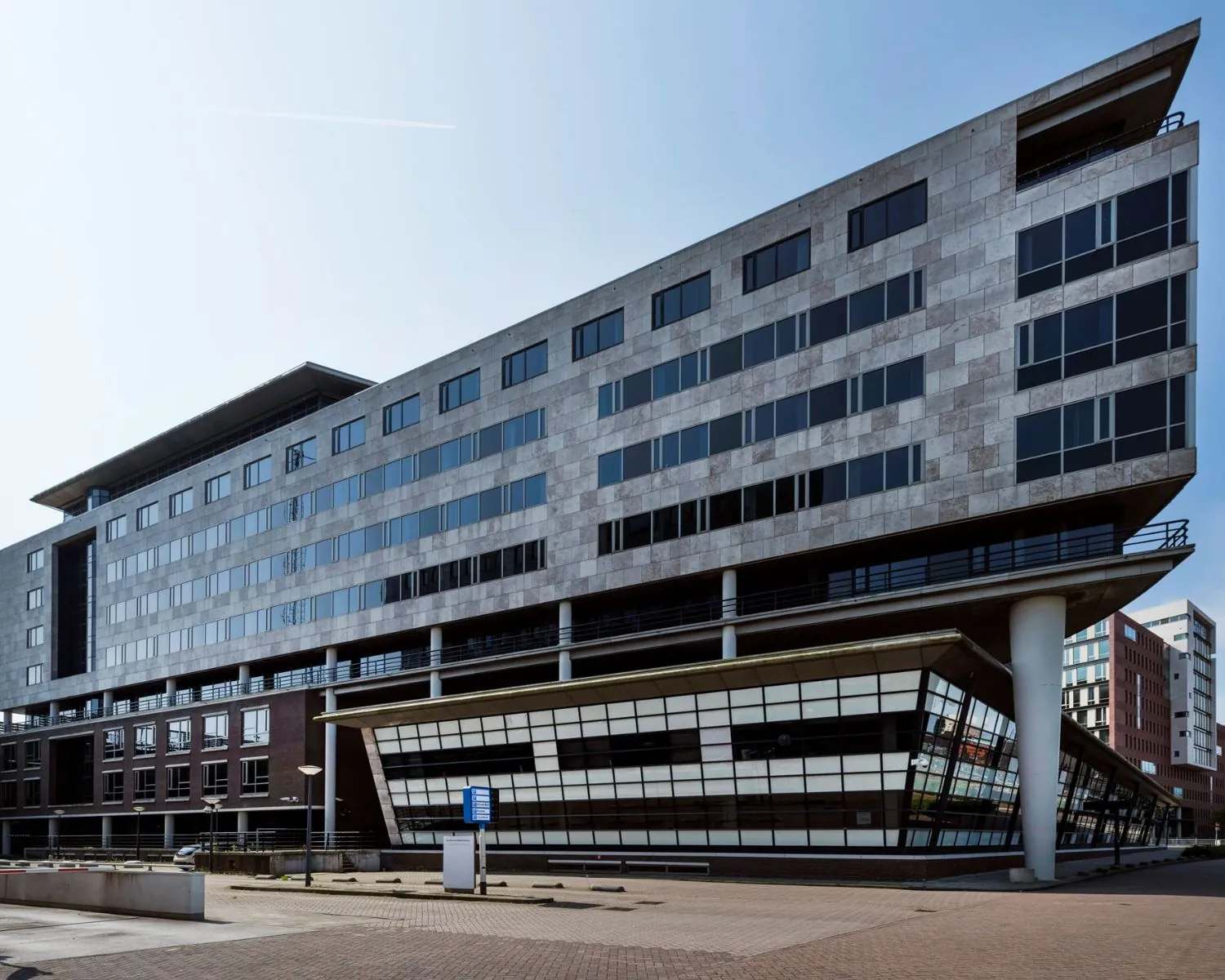 Modern kantoorgebouw aan de Van Asch van Wijckstraat 55 in Amersfoort met een opvallende gevel en grote ramen.