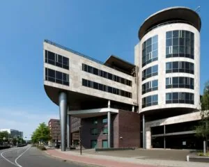 Modern kantoorgebouw aan de Van Asch van Wijckstraat 55 in Amersfoort met opvallende ronde en overhangende architectuur.