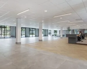Moderne, lichte kantoorruimte met receptiebalie aan de Van Asch van Wijckstraat 55 in Amersfoort.