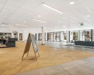 Moderne en ruime kantoorentree aan de Van Asch van Wijckstraat 55 in Amersfoort met receptiebalie, zitgedeelte en veel daglicht.