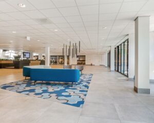Moderne, open kantoorruimte met zithoek en grote ramen aan de Van Asch van Wijckstraat 55 in Amersfoort.