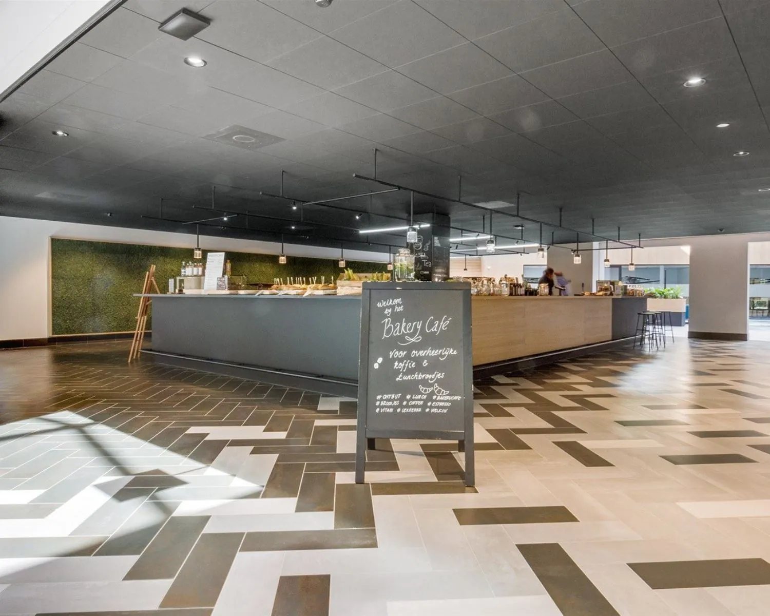 Moderne kantoorruimte met een centraal gelegen koffiebar genaamd 'Bakery Café' aan de Van Asch van Wijckstraat 55 in Amersfoort.