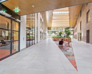 Moderne, lichte kantoorruimte met glazen wanden, zithoeken en groene planten aan de Van Asch van Wijckstraat 55 in Amersfoort.