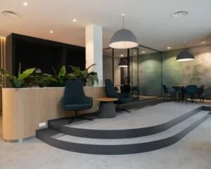 Moderne kantoorruimte in Den Haag met zitgedeelte, glazen vergaderruimte en stijlvolle verlichting.