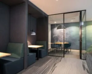 Moderne kantoorruimte in Den Haag met werkplekken in nisjes en een vergaderruimte met glazen wanden en muurschildering.