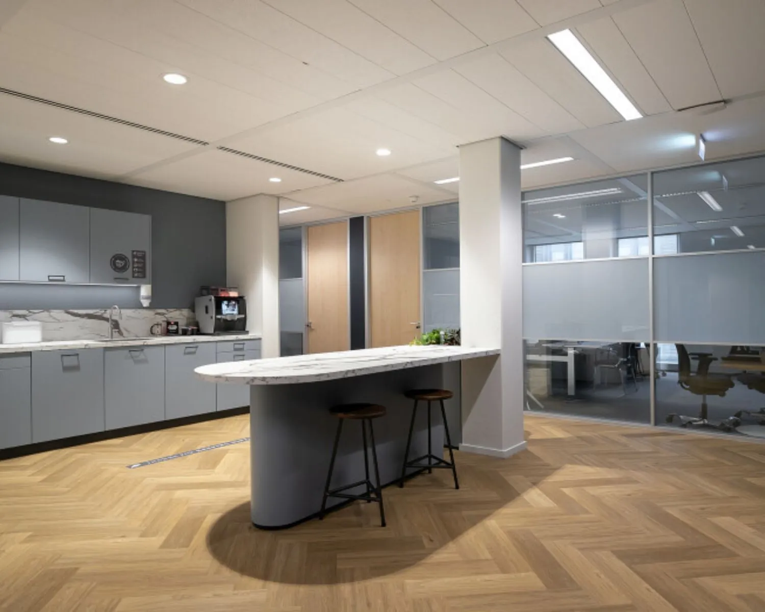 Moderne kantoorruimte in Den Haag Alexanderveld met open keuken, bar en glazen vergaderruimtes.