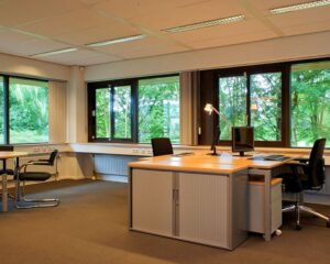 Moderne kantoorruimte met grote ramen en werkplekken aan de Herenweg 15 in Heemstede.