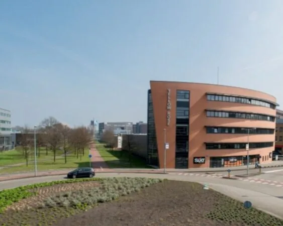 Modern kantoorgebouw "Yellow Rose" aan de Joop Geesinkweg 125 met afgeronde gevel en huurmogelijkheden.