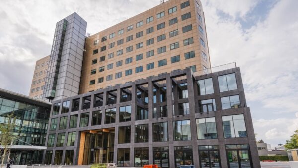 Modern kantoorgebouw aan de Basisweg 30 in Amsterdam met veel ramen en meerdere verdiepingen.