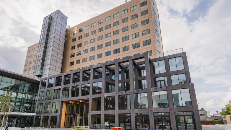 Modern kantoorgebouw aan de Basisweg 30 in Amsterdam met veel ramen en meerdere verdiepingen.