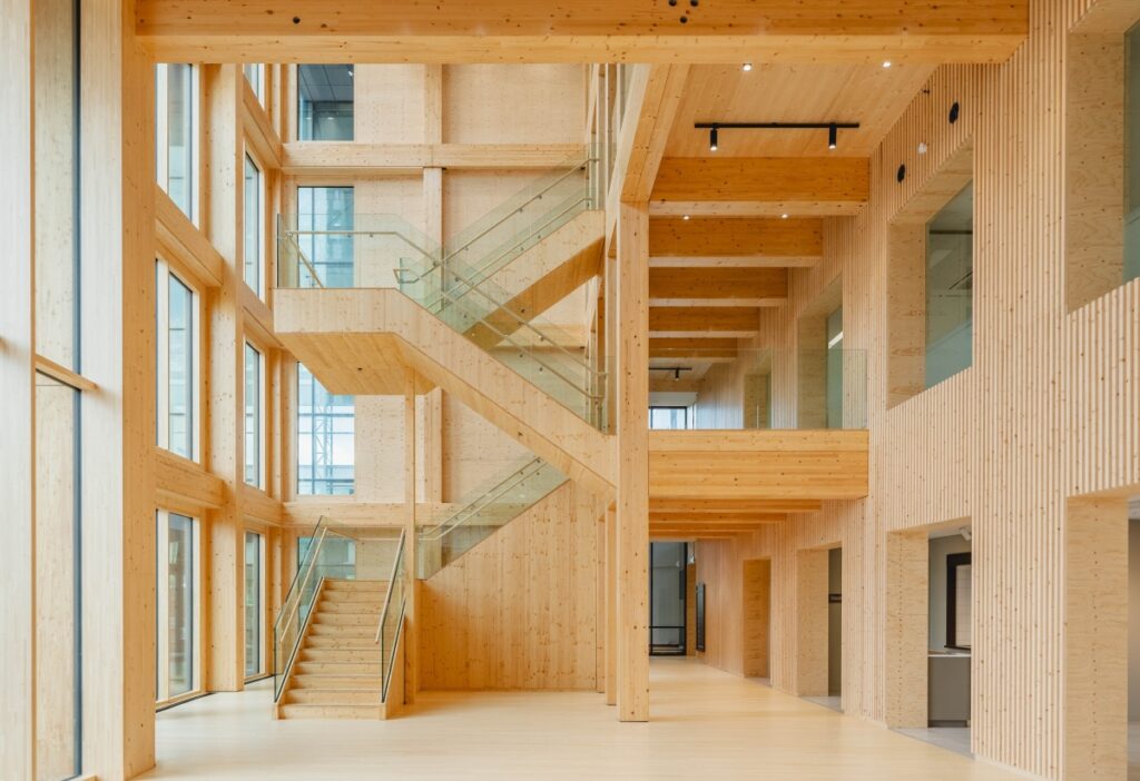 Moderne kantoorruimte met houten interieur en glazen trap aan de Basisweg in Amsterdam.