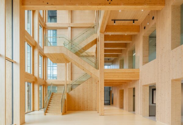 Moderne kantoorruimte met houten interieur en glazen trap aan de Basisweg in Amsterdam.