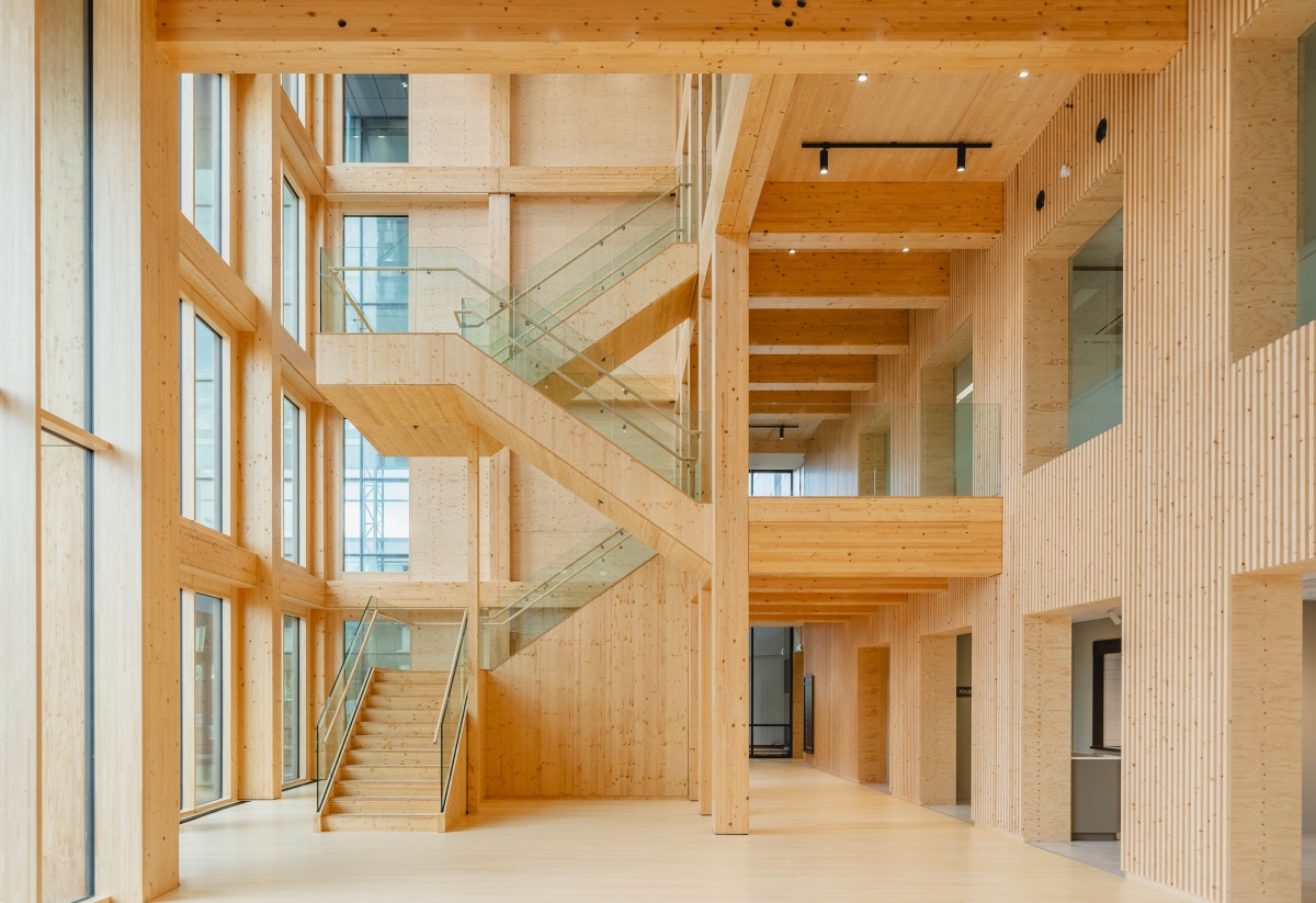 Moderne kantoorruimte met houten interieur en glazen trap aan de Basisweg in Amsterdam.