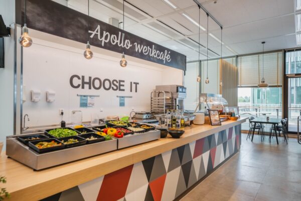 Interieur van het Apollo werkcafé met een saladebuffet en eetruimte aan de Herikerbergweg in Amsterdam.