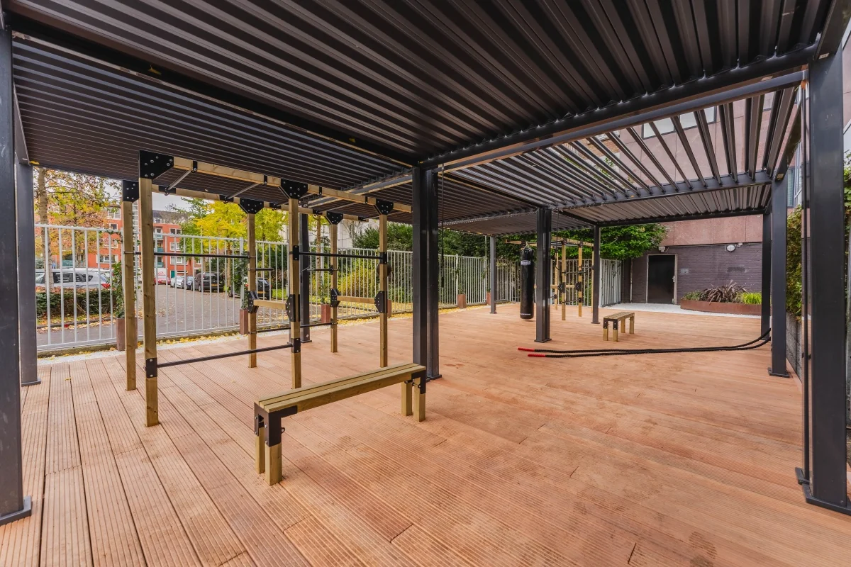Overdekte buitensportruimte met fitnessapparatuur bij kantoorruimte aan de Weesperstraat 107-121 in Amsterdam.