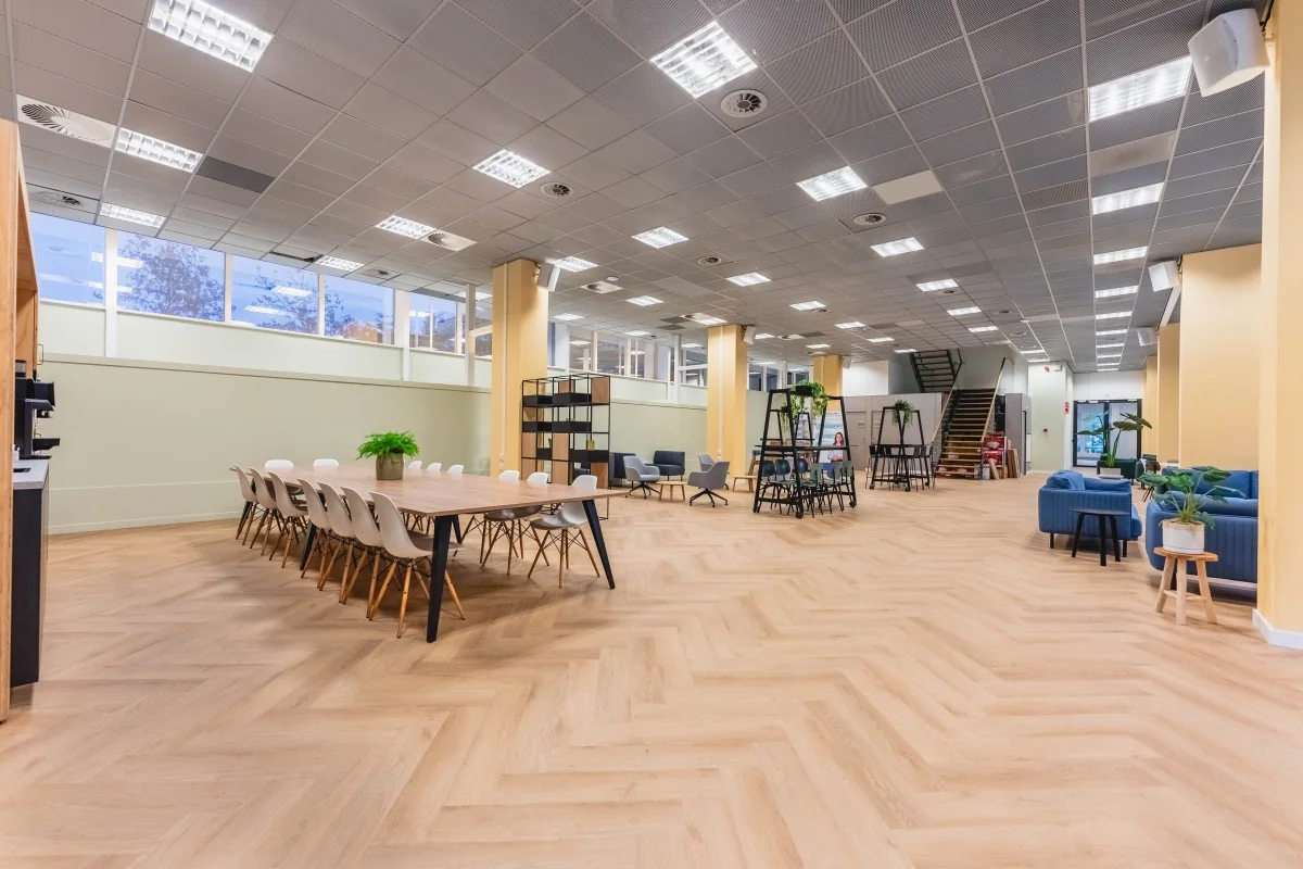 Moderne en ruime kantoorruimte aan de Weesperstraat in Amsterdam met vergadertafels, loungegedeelte en veel natuurlijk licht.